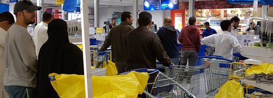 ايكيا موظف كاشير