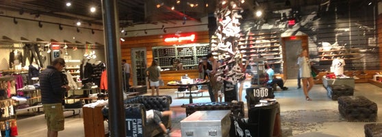 converse store promenade