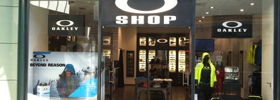 oakley negozi