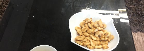 Попугай ест с руки. Попугайчик кушает фрукты. Волнистый попугай едят ананас. Попугаи в естественной среде. Попугай ест рис.