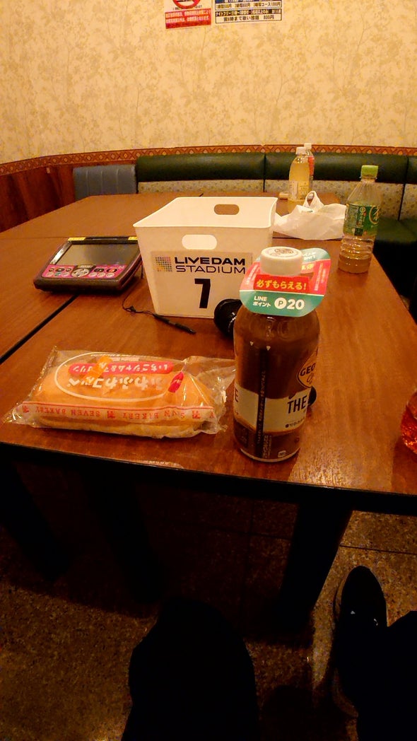 カラオケルームの机の上と食材