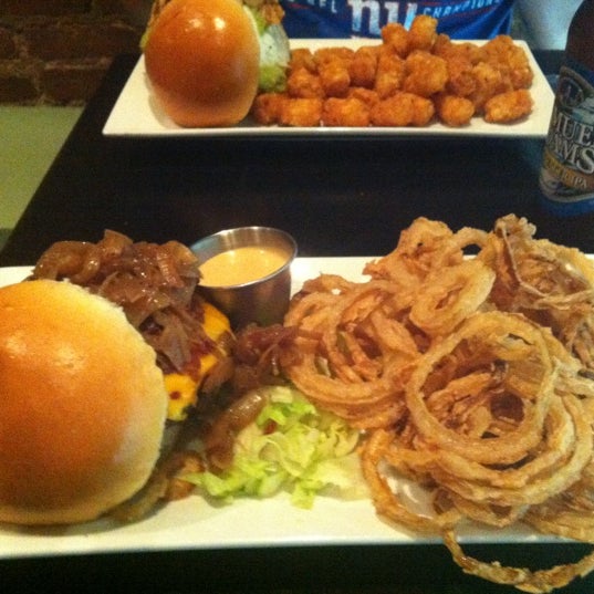 Foto tirada no(a) Burger Bistro por Erik C. em 9/2/2012