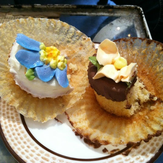 Das Foto wurde bei Cupcake Cafe von Nick S. am 5/1/2012 aufgenommen