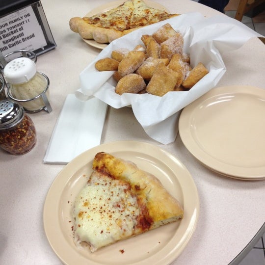 Снимок сделан в Wa-Pa-Ghetti&#39;s Pizza пользователем Elizabeth R. 4/14/2012