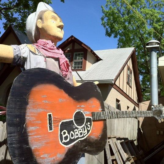 Снимок сделан в Bobby&#39;s Idle Hour Tavern пользователем Chris C. 4/6/2012