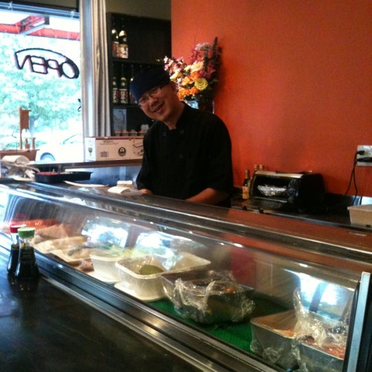 Foto tomada en MoMo Sushi  por Emily S. el 8/15/2012