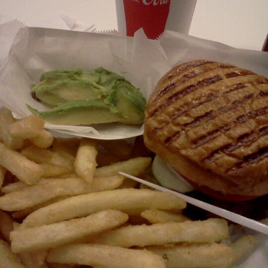 7/19/2012 tarihinde Jordan A.ziyaretçi tarafından Burger Creations'de çekilen fotoğraf