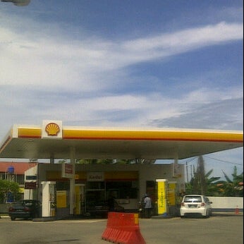 Foto tirada no(a) Shell por Datin Luvthewayou L. em 2/15/2012