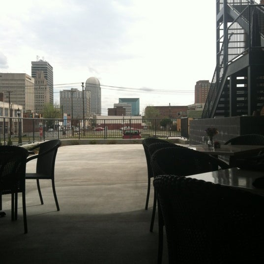 Foto tirada no(a) District Roof Top Bar and Grille por Jordan E. em 3/23/2012