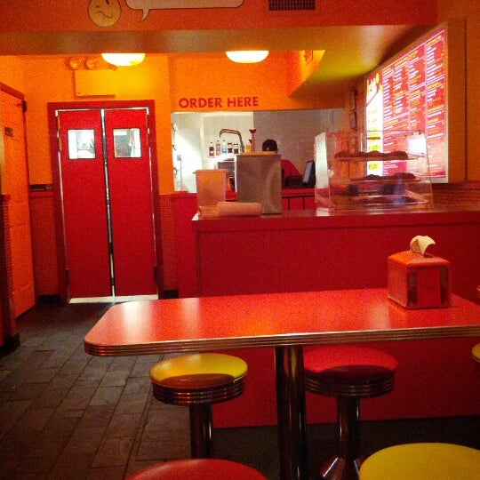 8/24/2012 tarihinde Ikai L.ziyaretçi tarafından Lucky&#39;s Famous Burgers'de çekilen fotoğraf