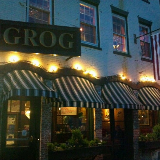 Foto tirada no(a) The Grog Restaurant por Allan K. em 6/16/2012