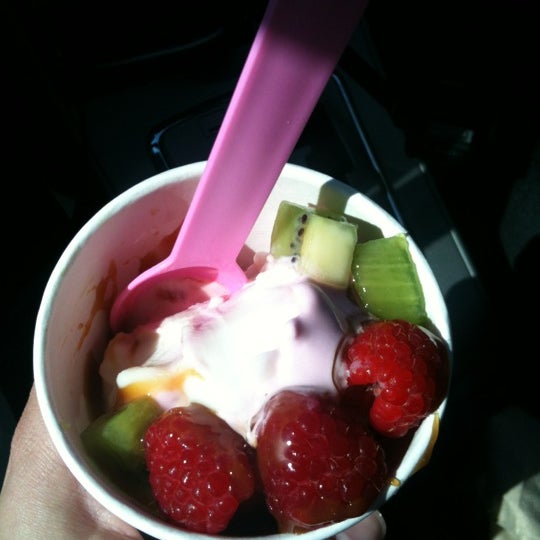 Foto scattata a Yo Mama! Frozen Yogurt &amp; Goodies da Jessie il 6/20/2012