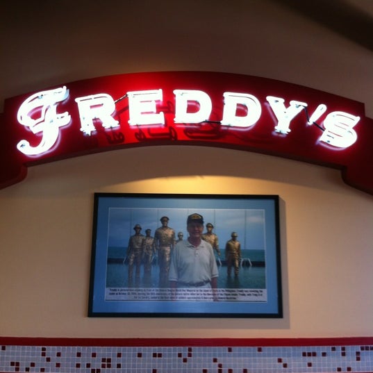 รูปภาพถ่ายที่ Freddy&#39;s Frozen Custard โดย Shelton K. เมื่อ 4/10/2012