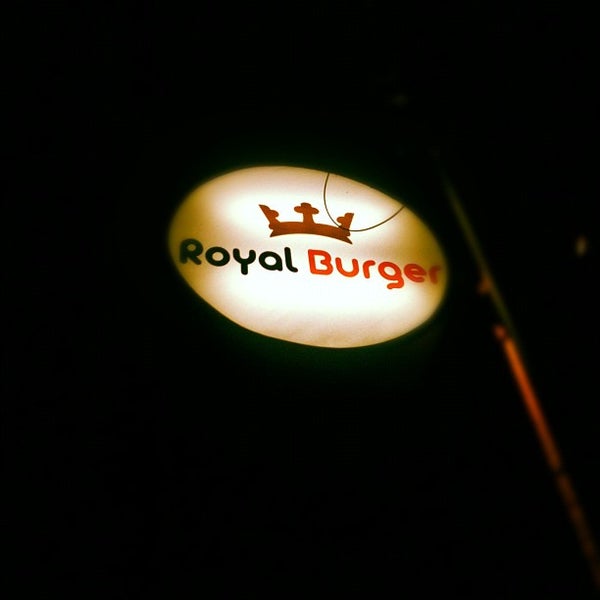 Photo taken at Royal Burger by Felipe S. on 4/28/2012