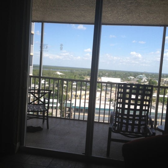 Nice view of the pool and the Gulf... No oven plan yo cook on stove top or on microwave!!