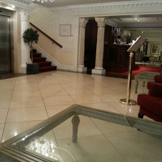 Foto diambil di Muckross Park Hotel &amp; Cloisters Spa oleh Sandra H. pada 6/19/2012