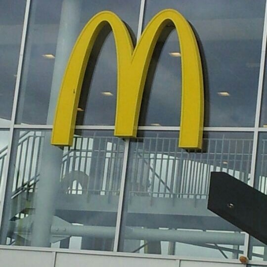 รูปภาพถ่ายที่ McDonald&#39;s โดย Jeff P. เมื่อ 5/5/2012