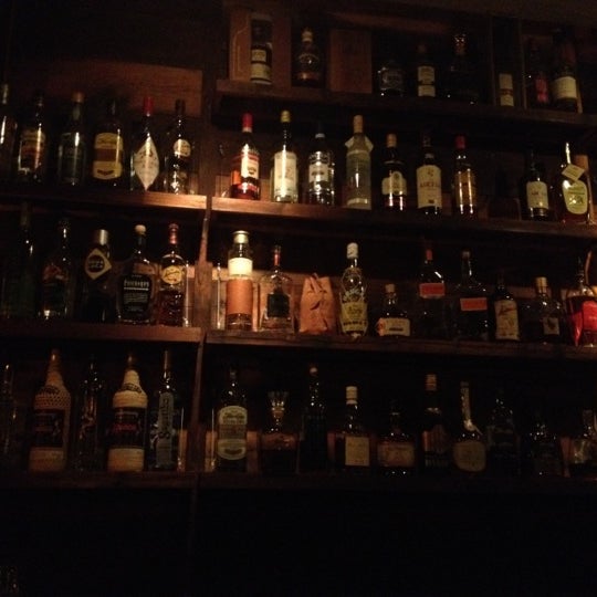 Foto diambil di Rum Bar at The Breadfruit oleh Anita C. pada 4/7/2012