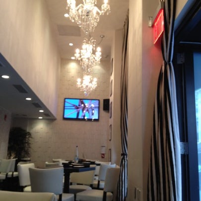 รูปภาพถ่ายที่ Meli Restaurant โดย Bill H. เมื่อ 9/9/2012