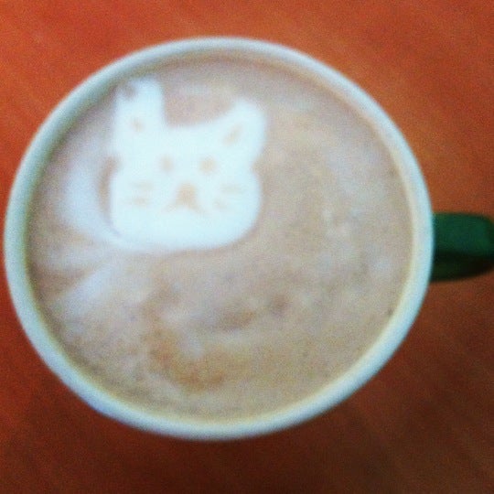 The girls here pay attention to small details. (Like decorating your coffee's surface with a smiling cat)