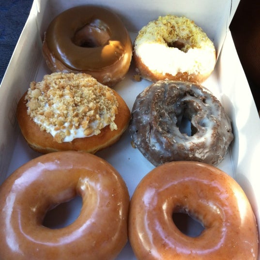 Снимок сделан в Krispy Kreme пользователем Karam J. 6/22/2012