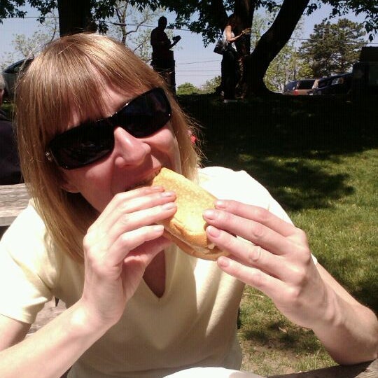 5/20/2012にJanice B.がEasterbrooks Hotdog Standで撮った写真