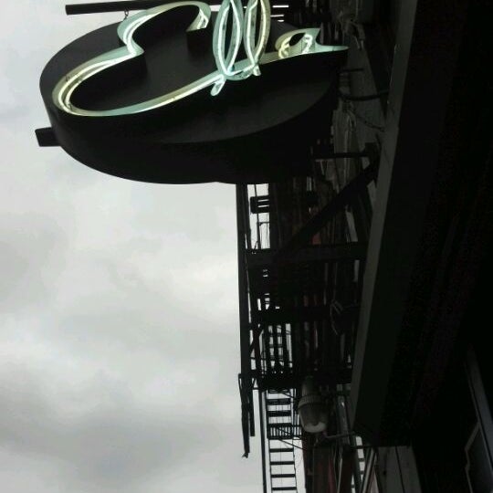 รูปภาพถ่ายที่ Ella Lounge โดย Cam เมื่อ 6/11/2012