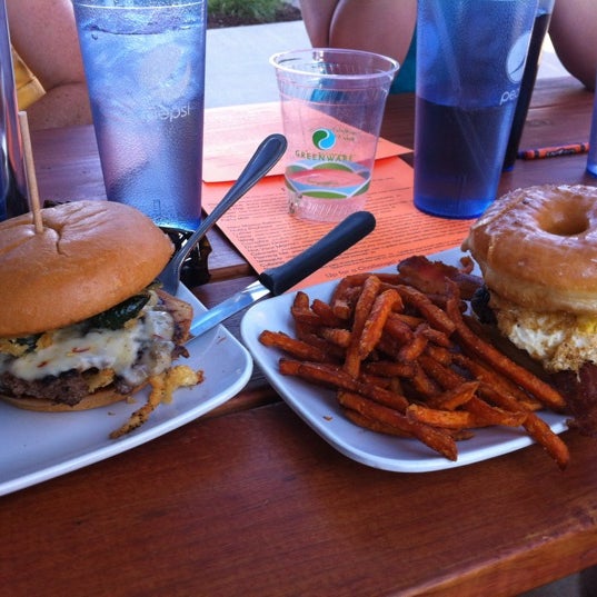 รูปภาพถ่ายที่ Crave Real Burgers โดย Steve D. เมื่อ 7/1/2012