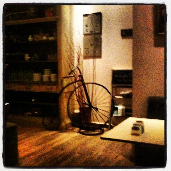 9/11/2012 tarihinde Sakis D.ziyaretçi tarafından Biscotto Cafe'de çekilen fotoğraf