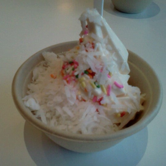 Photo taken at Wooberry Frozen Yogurt by Rainy L. on 8/2/2012