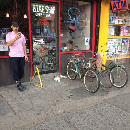6/10/2012 tarihinde Becky W.ziyaretçi tarafından Red Lantern Bicycles'de çekilen fotoğraf