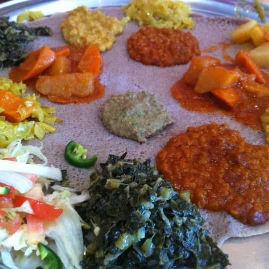 Foto tirada no(a) Etete Ethiopian Cuisine por John C. em 8/31/2012