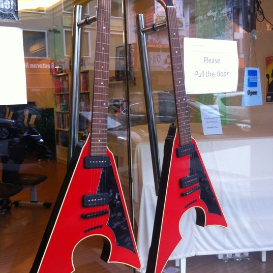 the guitar store kuchai lama
