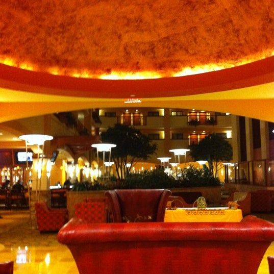 รูปภาพถ่ายที่ Embassy Suites by Hilton โดย amie f. เมื่อ 6/24/2012