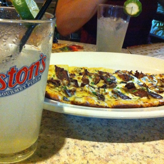 Boston's The Gourmet Pizza Fraccionamiento Palmira 135 tips de 2269