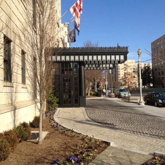 รูปภาพถ่ายที่ The Jefferson Hotel โดย Jean Newman G. เมื่อ 2/17/2012