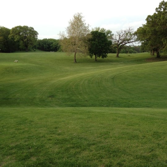 รูปภาพถ่ายที่ Waveland Golf Course โดย Michael C. เมื่อ 5/5/2012