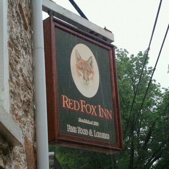Foto scattata a The Red Fox Inn &amp; Tavern da Charlie R. il 5/21/2012