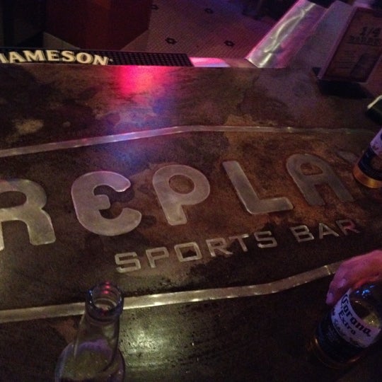 9/1/2012 tarihinde Colinziyaretçi tarafından Replay Sports Bar'de çekilen fotoğraf