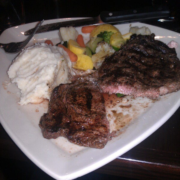 Photo taken at BJ&#39;s Restaurant &amp; Brewhouse by Joshua H. on 7/2/2012