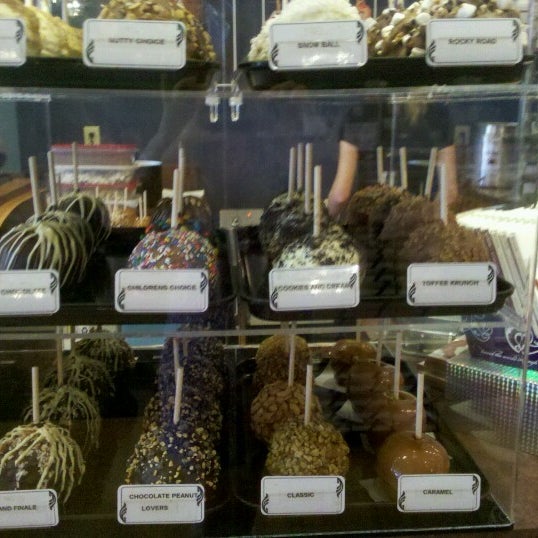 6/27/2012 tarihinde Kim F.ziyaretçi tarafından The Royal Chocolate'de çekilen fotoğraf