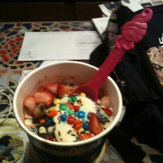 5/28/2012에 Rachel P.님이 Menchie&#39;s Frozen Yogurt - University Town Center에서 찍은 사진