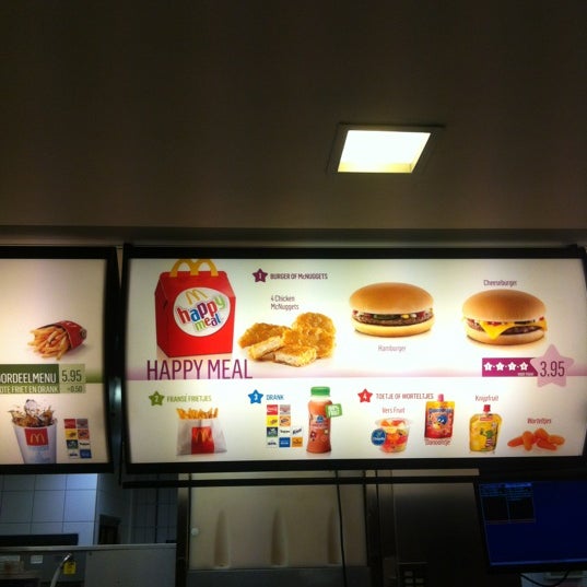 รูปภาพถ่ายที่ McDonald&#39;s โดย martijn h. เมื่อ 2/14/2012