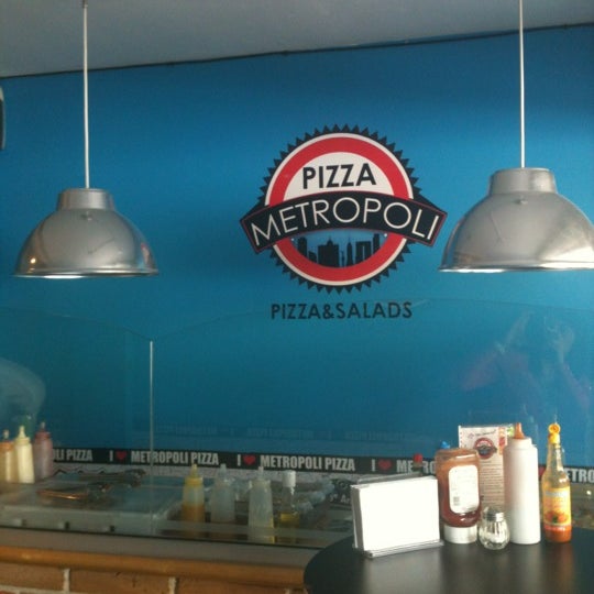 Photo taken at Pizza Metropoli by Elizabeth C. on 5/31/2012
