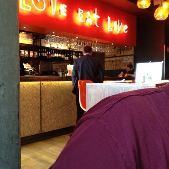 Giraffe Restaurant in Victoria