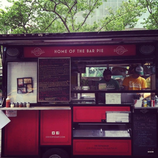 รูปภาพถ่ายที่ The Eddie&#39;s Pizza Truck โดย Anthony J. เมื่อ 5/29/2012