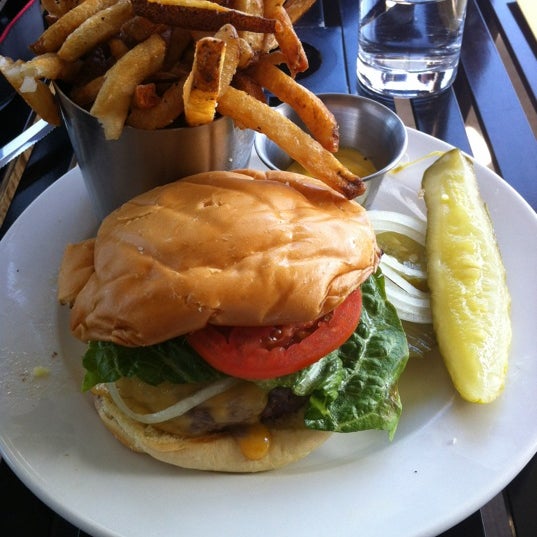 รูปภาพถ่ายที่ Burger Up โดย Jake L. เมื่อ 2/2/2012
