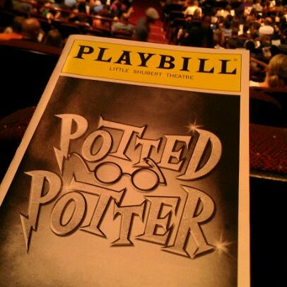 Foto diambil di Potted Potter at The Little Shubert Theatre oleh Miraya B. pada 7/7/2012