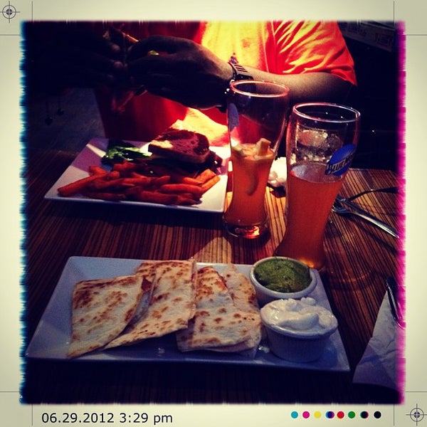 Photo taken at Mikie Squared Bar &amp; Grill by ᴄʜʟᴏᴇ ᴊᴀsмıɴ ᴊ. on 7/3/2012