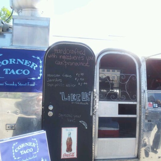 4/26/2012にCecily S.がCorner Tacoで撮った写真